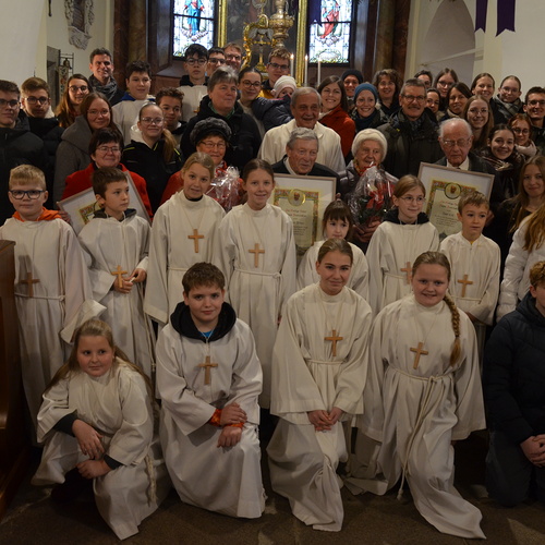 Gruppenbild mit aktiven und ehemaligen Ministranten